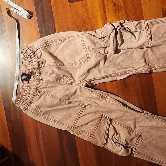 BDG skate jean cargo pants in a pale rosy pink - Picture 2 of 3